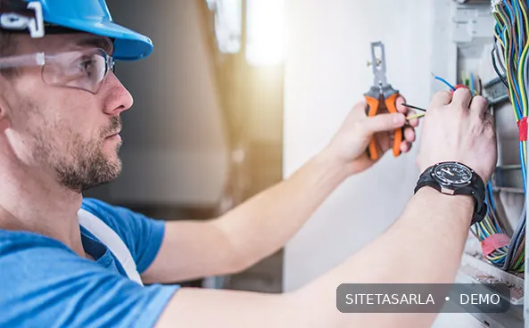 Elektrik tesisatını inceleyen teknik uzman
